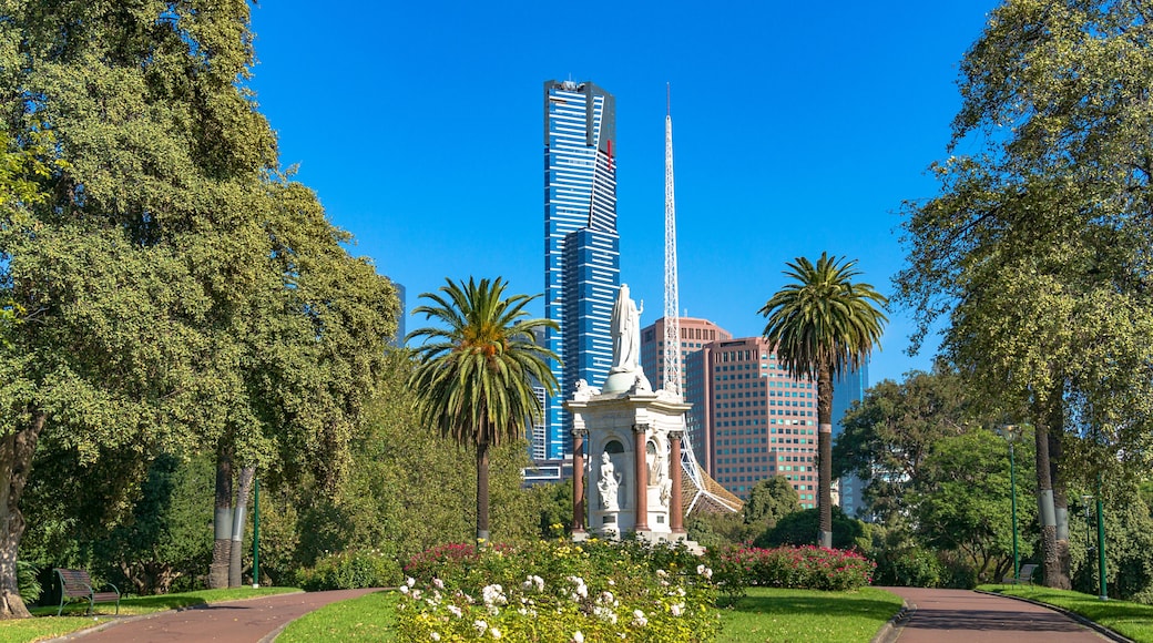 Melbourne cityscape from the Alexandra gardens