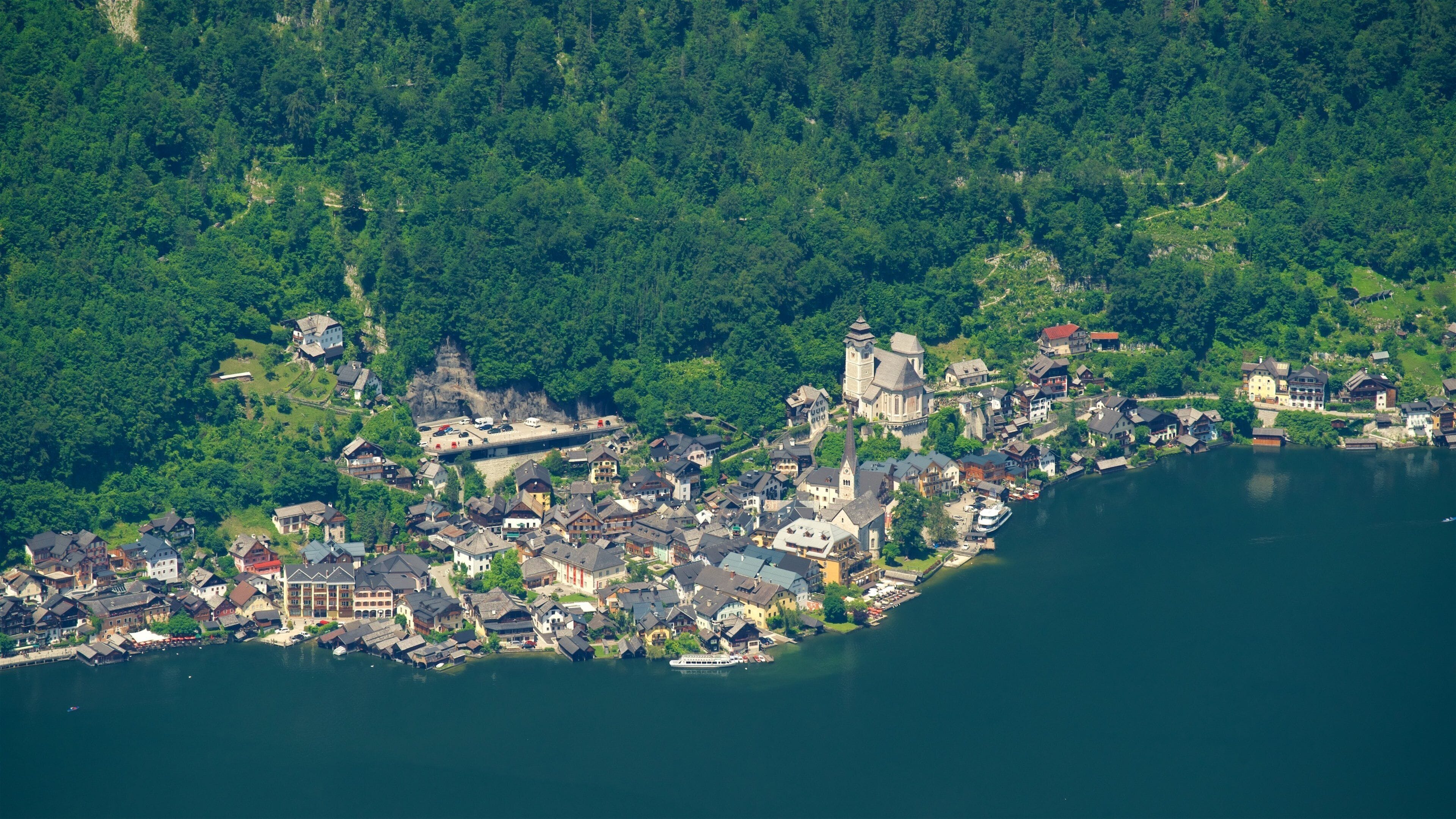 Hallstatt joka esittää rauhalliset maisemat, järvi tai vesikuoppa ja pieni kaupunki tai kylä