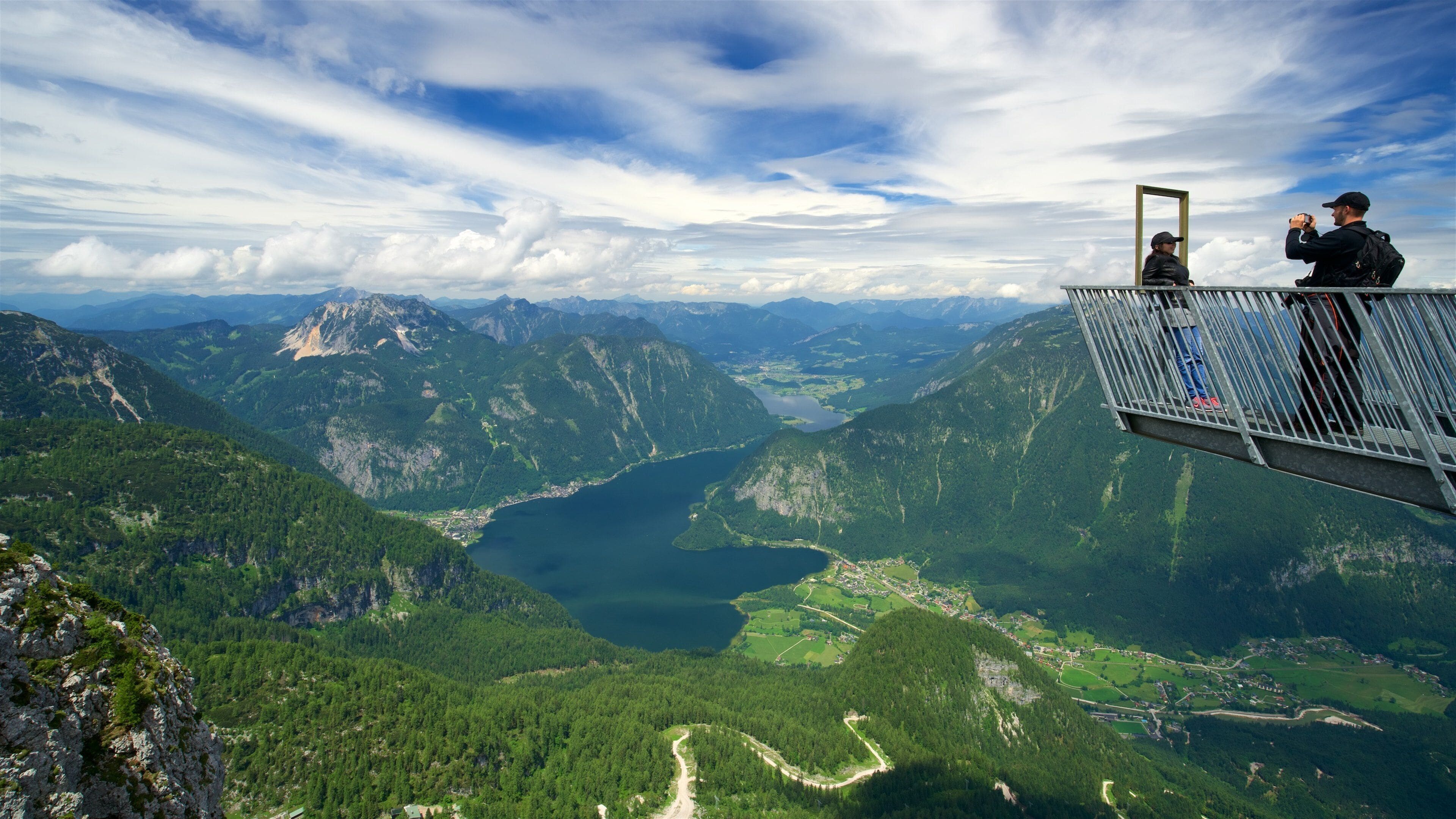 Hallstatt som viser fjell, utsikt og innsjø