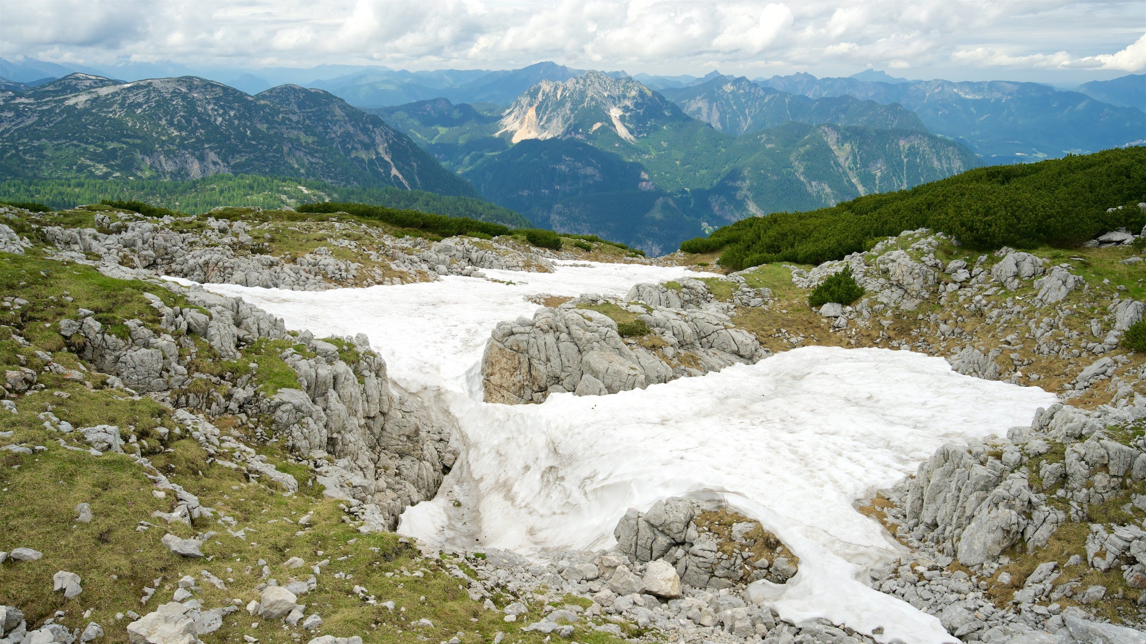 Hallstatt som viser bjerge, fredfyldte omgivelser og sne