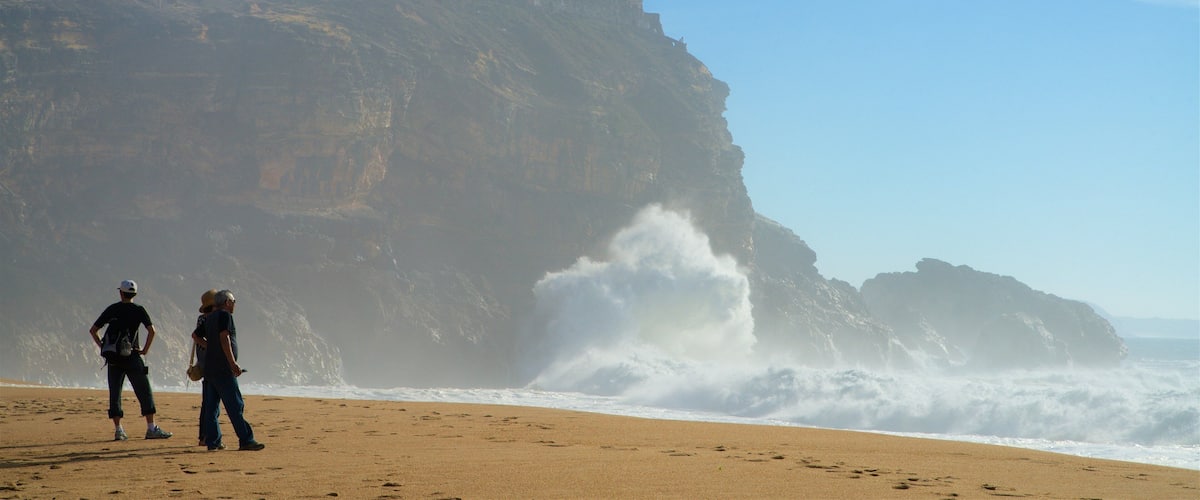 Norte Beach ofreciendo costa escarpada, una playa de arena y vistas generales de la costa