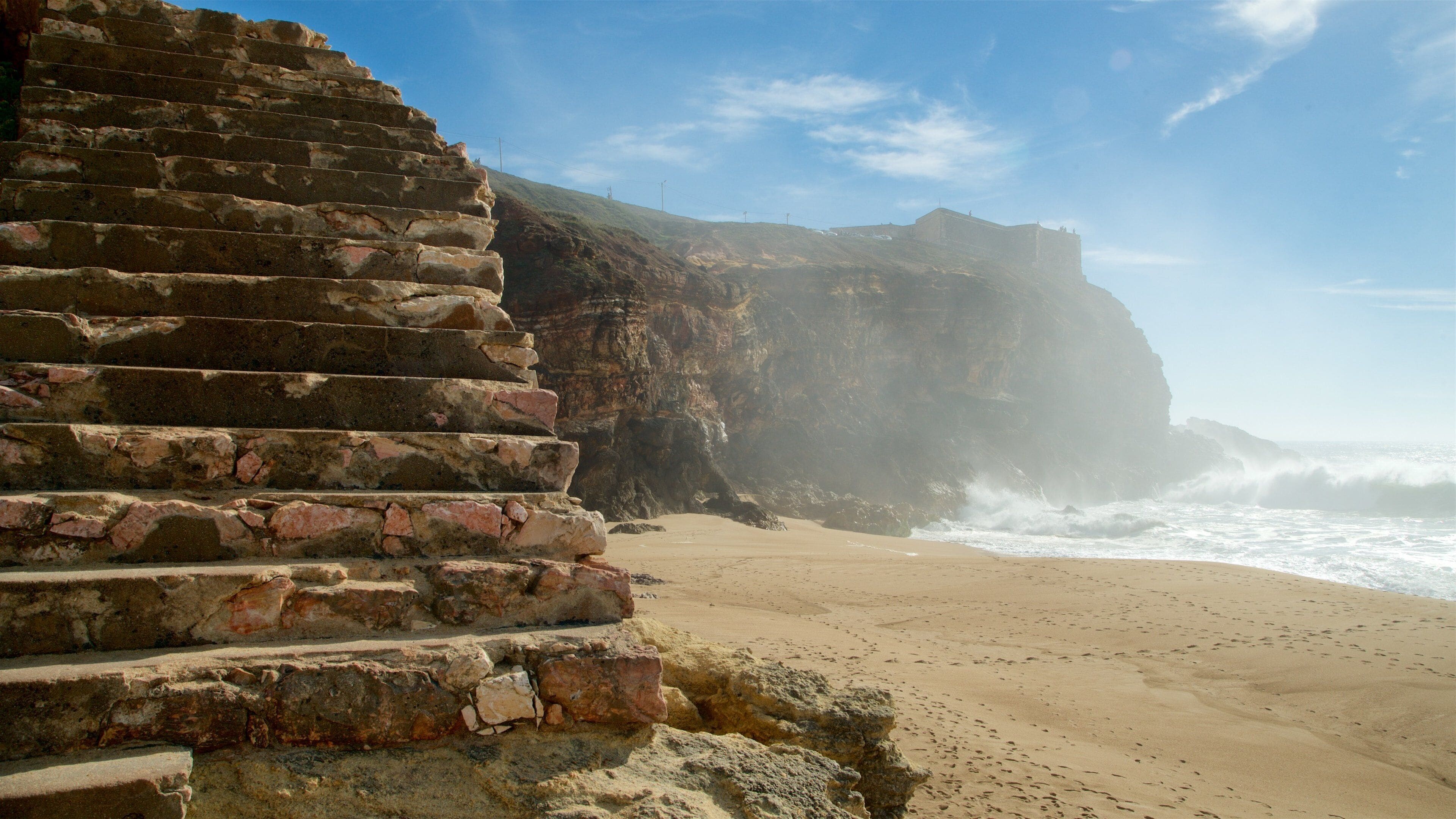 Norte Beach mettant en vedette côte rocheuse, plage de sable et brume ou brouillard