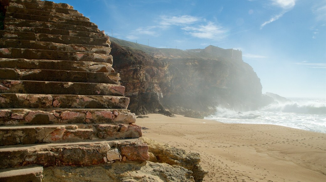 Norte Beach mettant en vedette cĂŽte rocheuse, plage de sable et brume ou brouillard