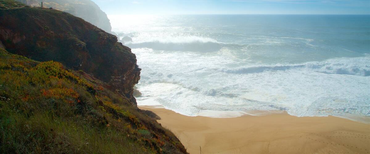 Norte Beach que incluye litoral accidentado, vistas de una costa y olas