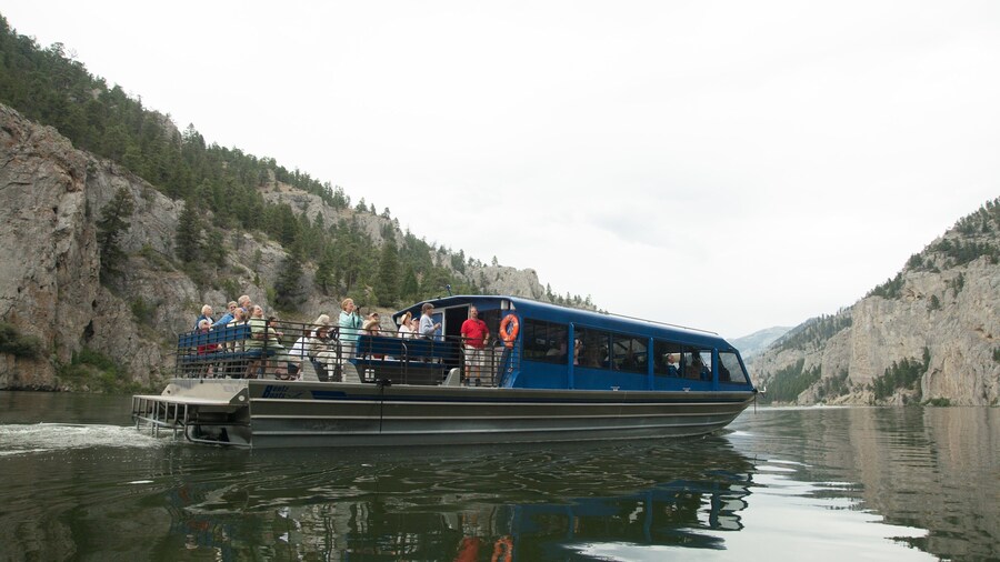 Helena ofreciendo un lago o abrevadero y un ferry