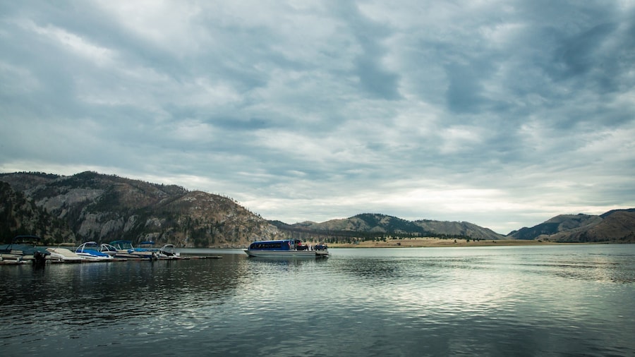 Helena che include lago o sorgente d\'acqua