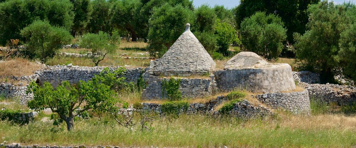 Apulië bevat historische architectuur en een ruïne