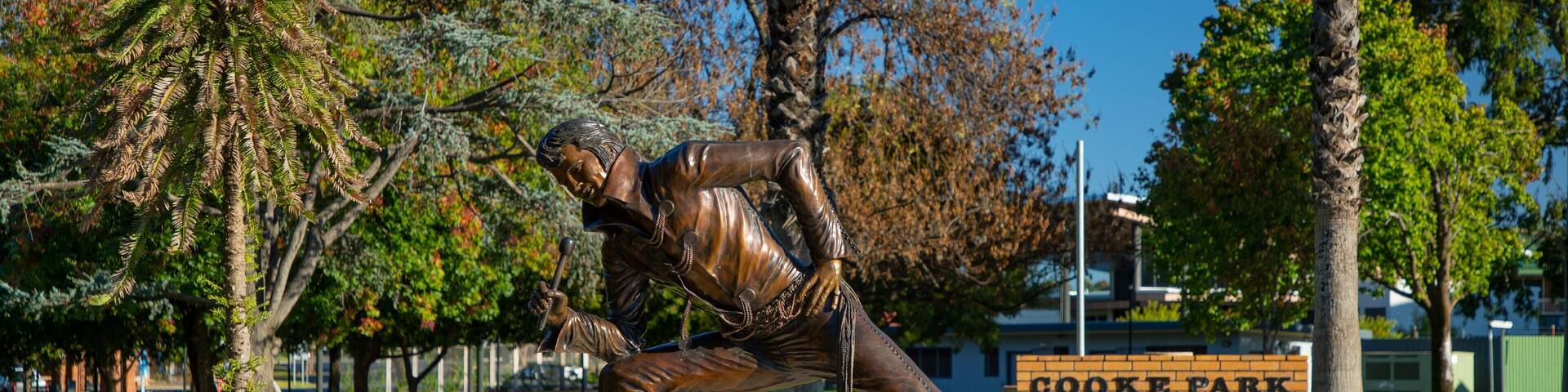 Una estatua de bronce de Elvis Presley en el parque Cooke.