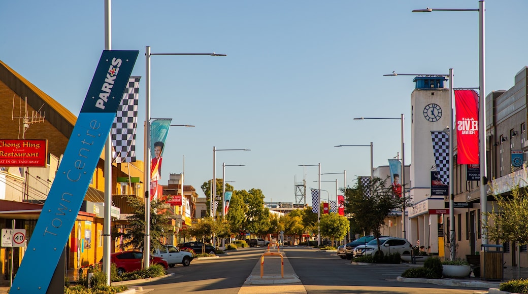 Cooke Park showing a small town or village