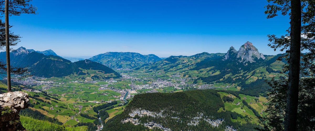 Blick vom Stooshorn auf den Talkessel Schwyz Richtung Wildspitz.