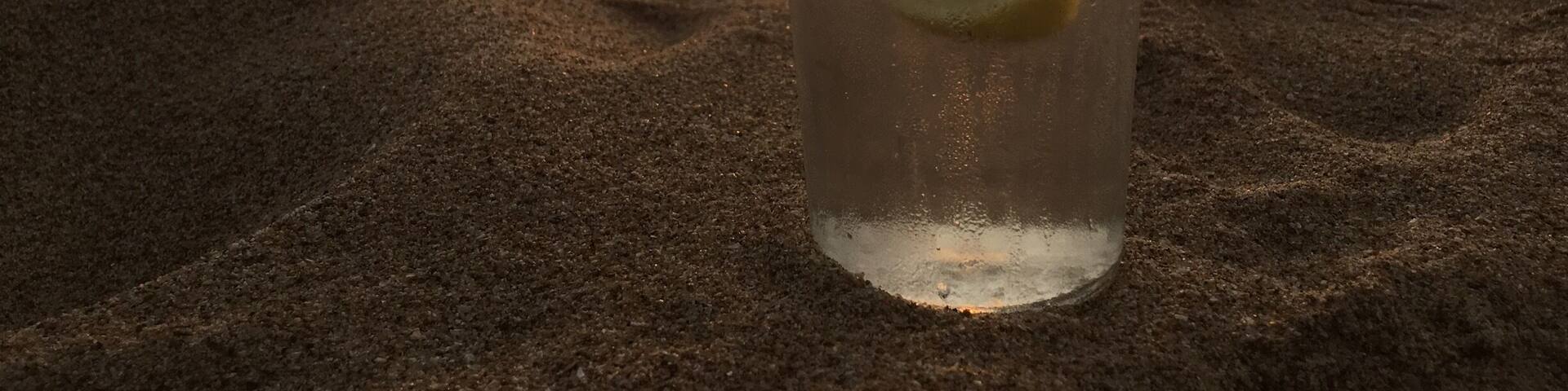 Making love to my Gin n tonic at sunset 🌅
#travelsrilanka #beautifulsunsets #nofiler #sun #sand #sea