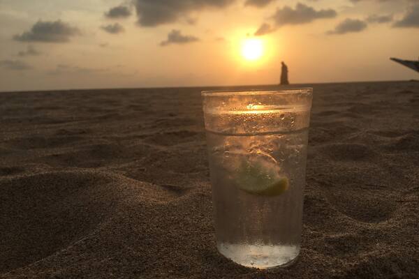 Making love to my Gin n tonic at sunset 🌅
#travelsrilanka #beautifulsunsets #nofiler #sun #sand #sea