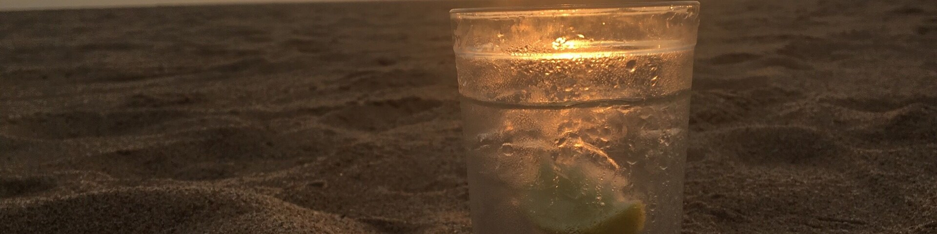 Making love to my Gin n tonic at sunset 🌅
#travelsrilanka #beautifulsunsets #nofiler #sun #sand #sea