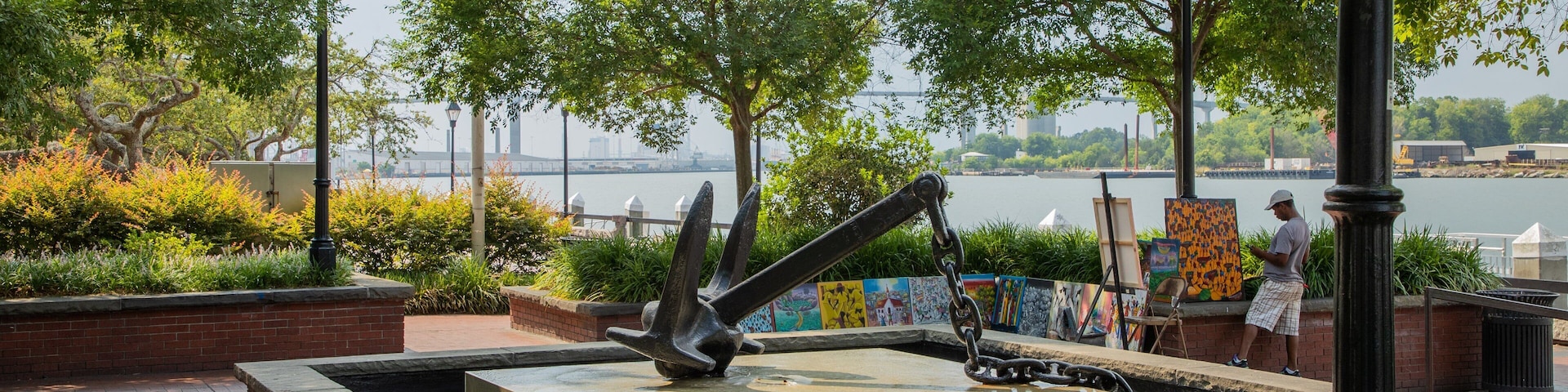 Rousakis Riverfront Plaza showing a park
