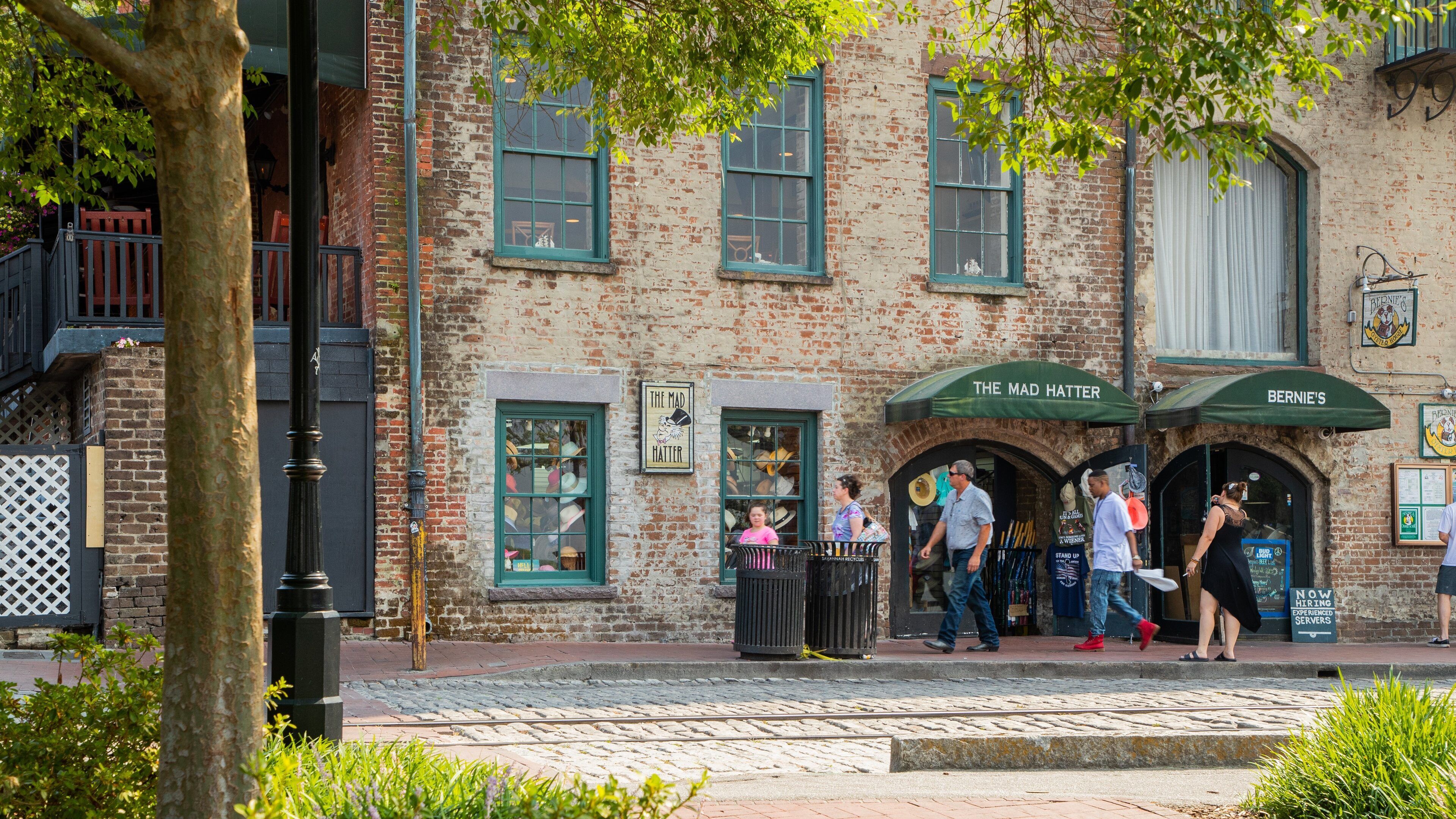 Rousakis Riverfront Plaza showing street scenes