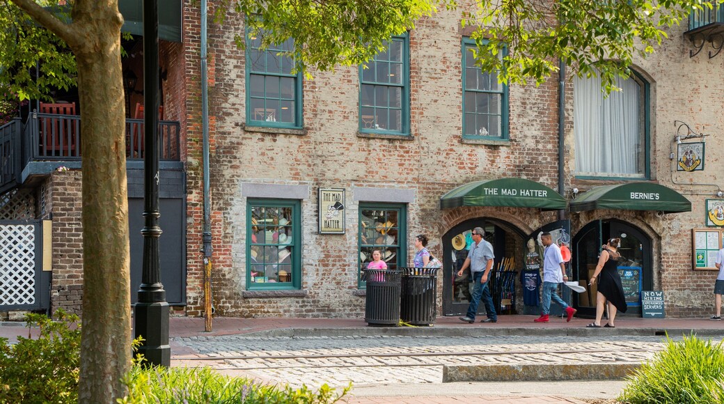 Rousakis Riverfront Plaza showing street scenes