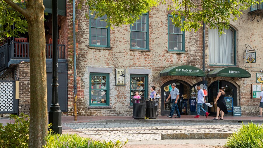 Rousakis Riverfront Plaza showing street scenes