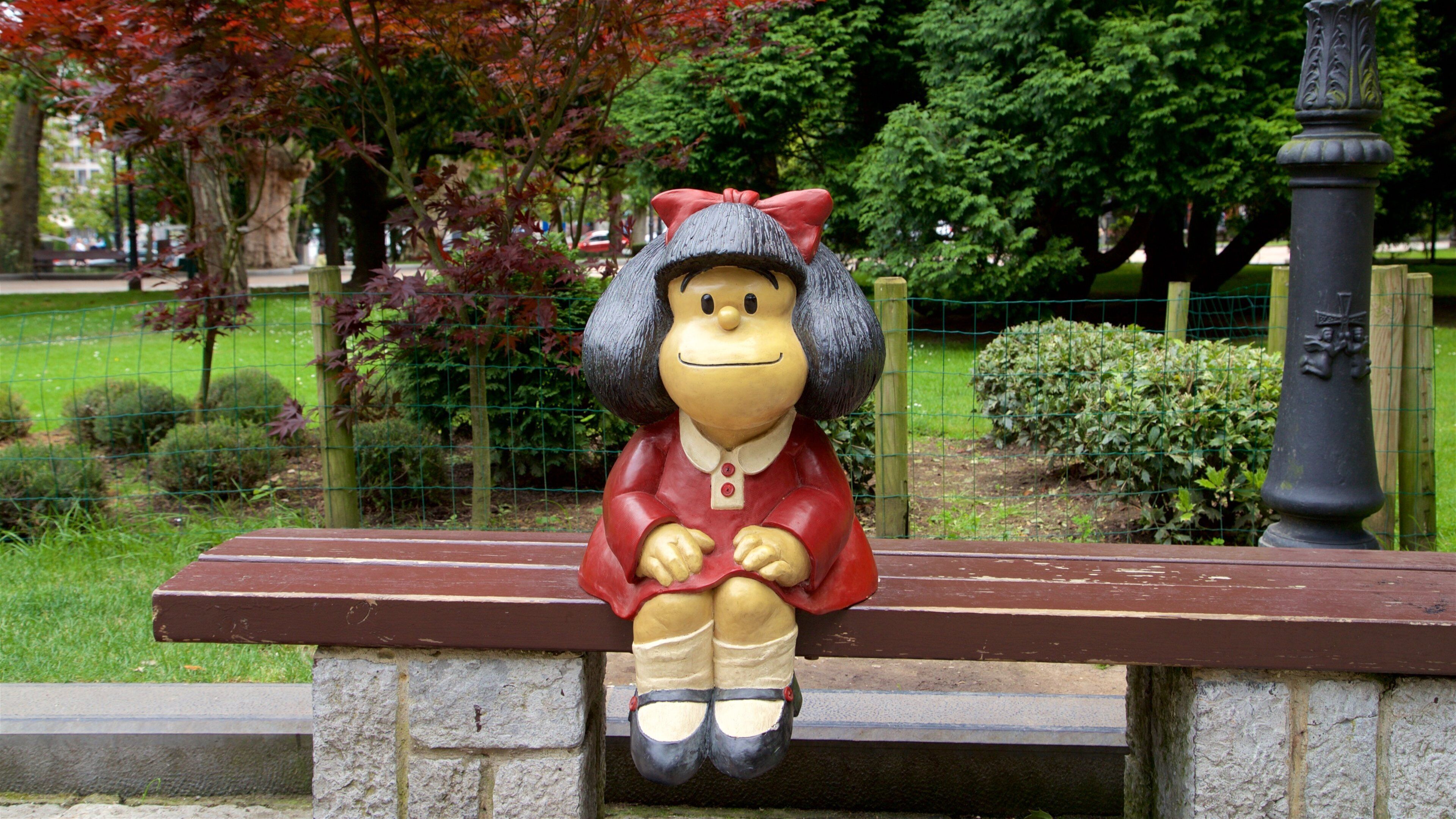 Mafalda Statue showing a park and outdoor art