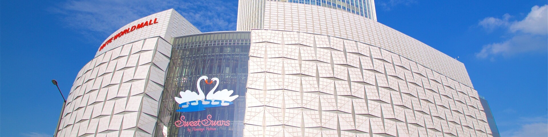 Um edifício moderno com um logotipo de cisne e o nome "Sweet Swans" na fachada.