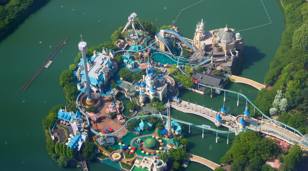 Lotte World Tower showing rides