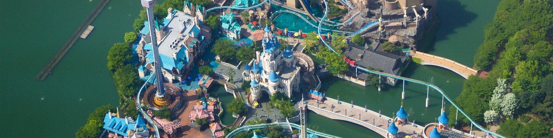 Lotte World Tower showing rides