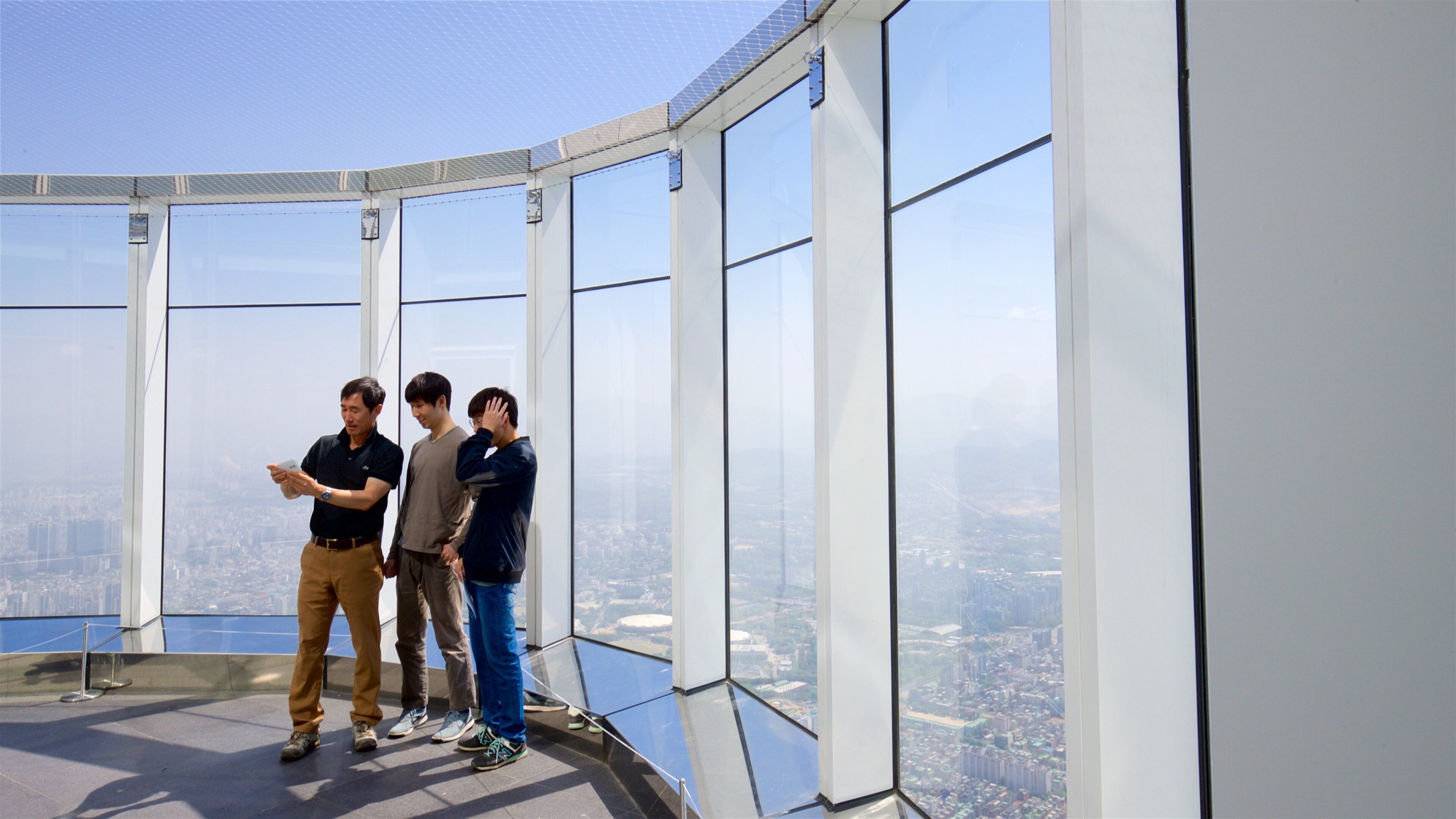 Lotte World Tower caracterizando paisagens assim como um pequeno grupo de pessoas
