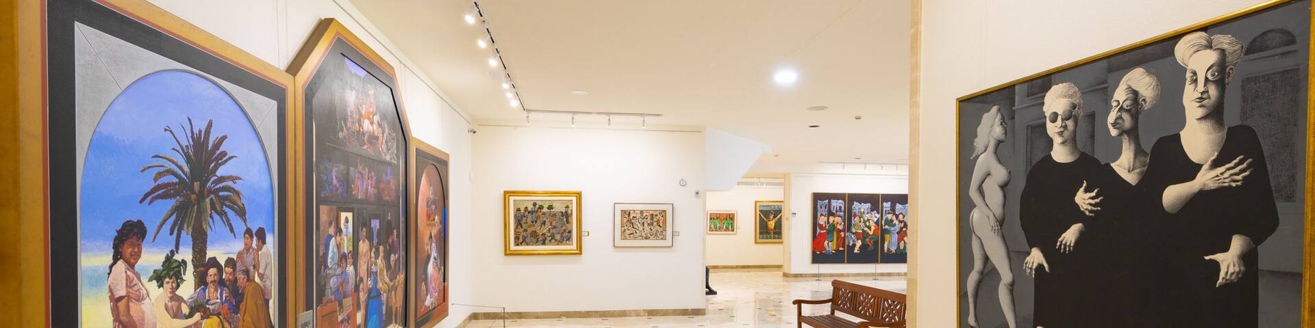 Una galería de arte con varias pinturas expuestas.
