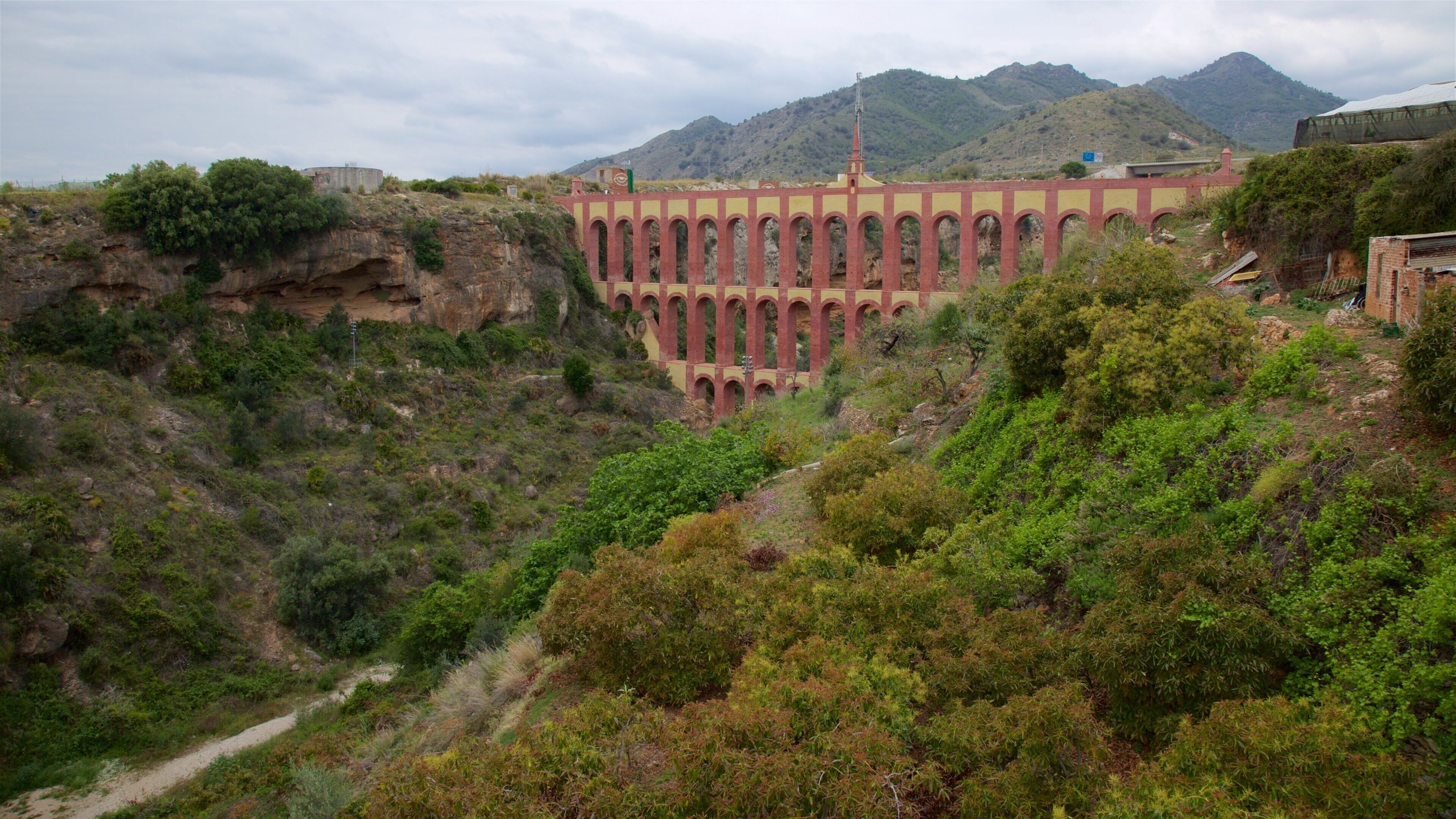內爾哈 呈现出 橋梁 和 峽谷