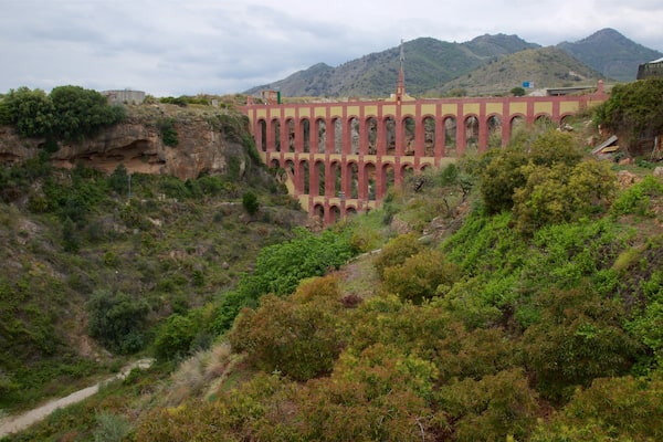 Nerja qui includes gorge ou canyon et pont