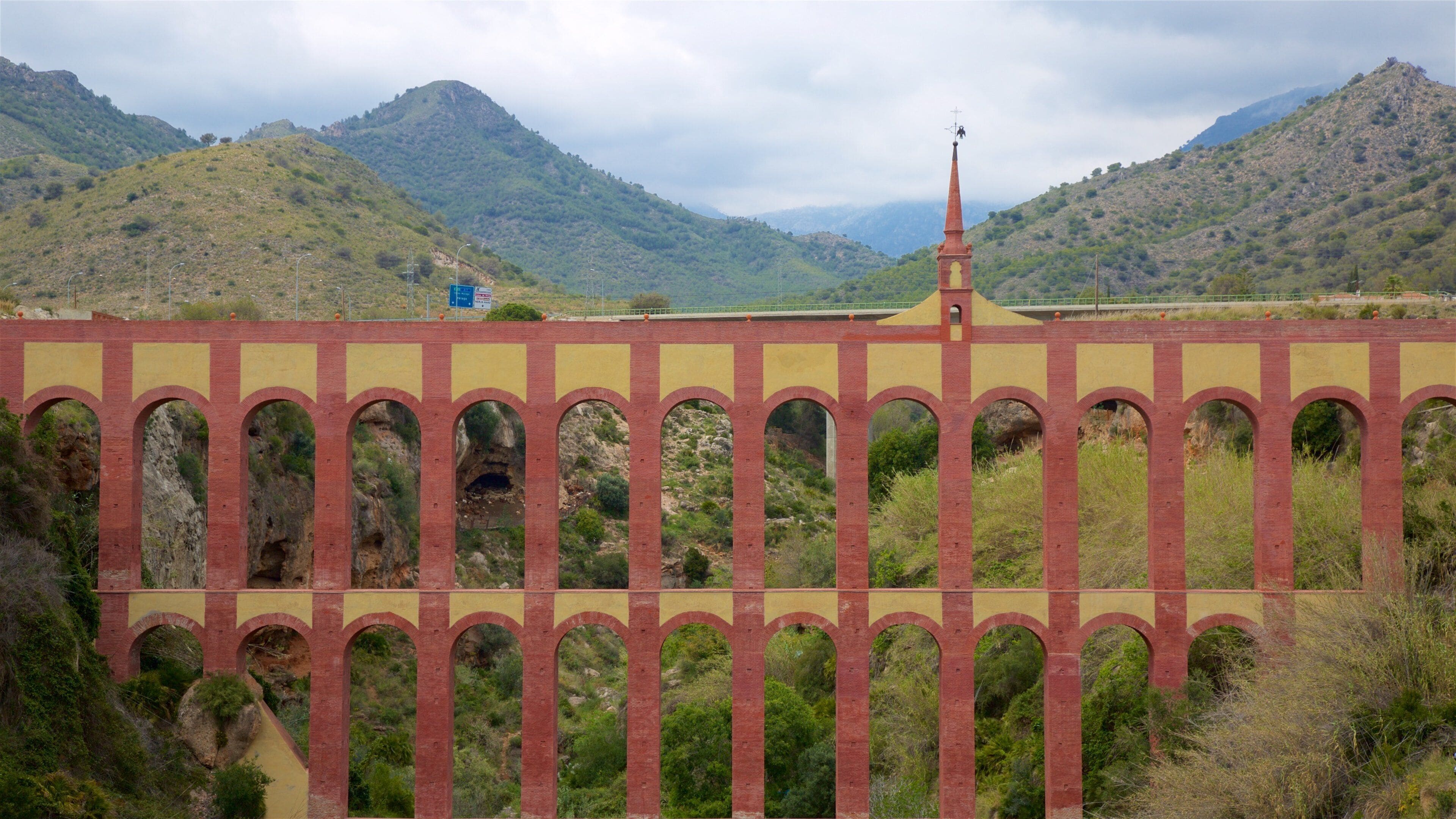 內爾哈 设有 山岳 和 橋梁