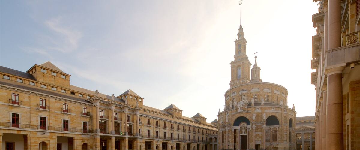 Laboral Ciudad de la Cultura toont een kerk of kathedraal, een zonsondergang en historisch erfgoed