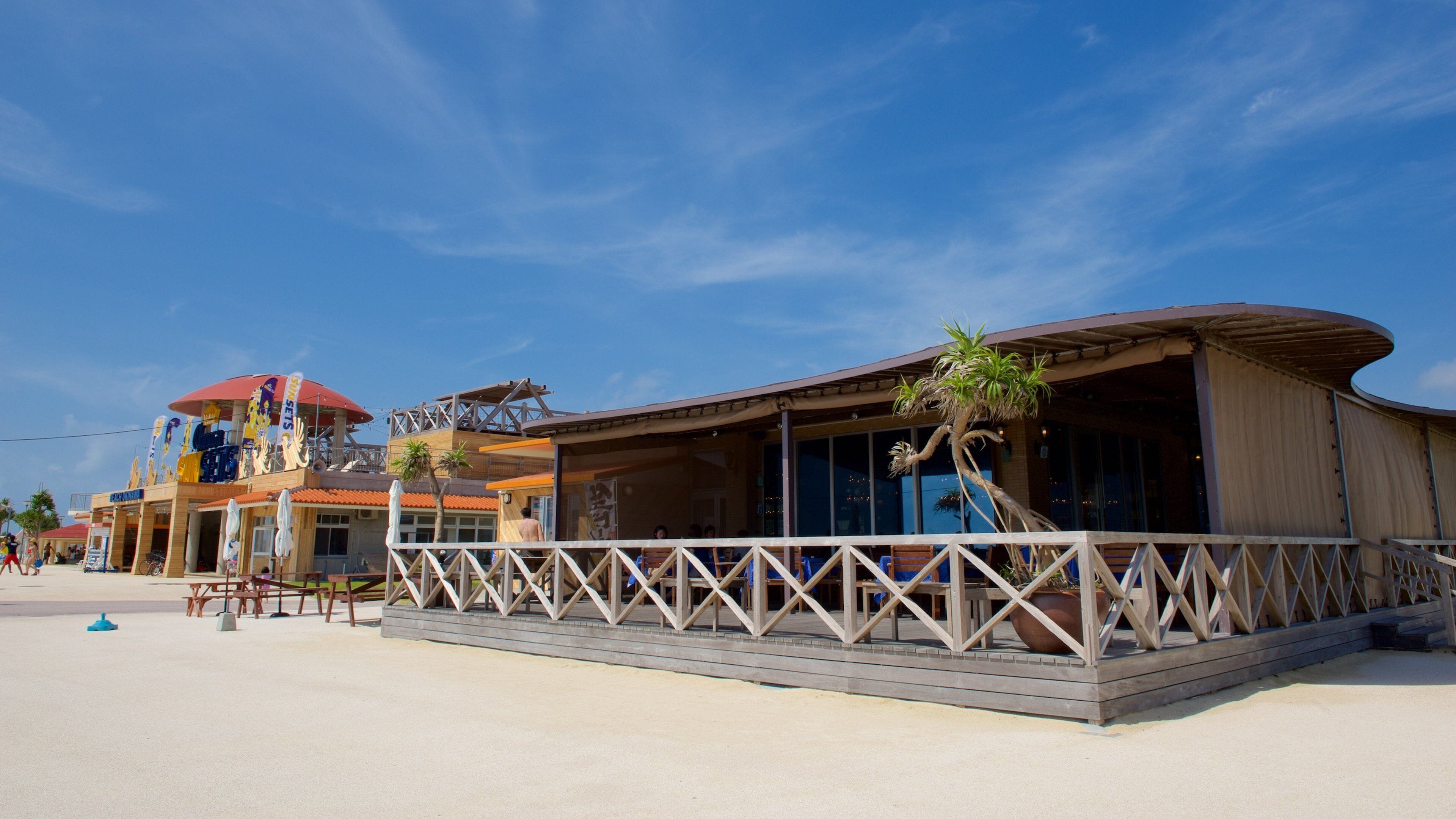 Okinawa ofreciendo estilo de vida de café y una ciudad costera