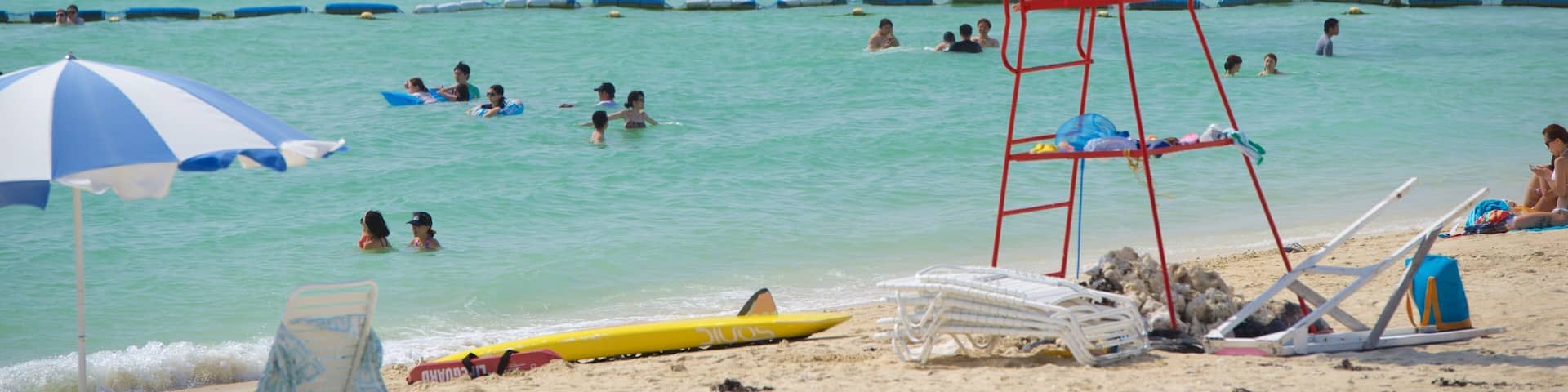 沖縄 表示 ビーチ と スイミング 及び 大勢の人々