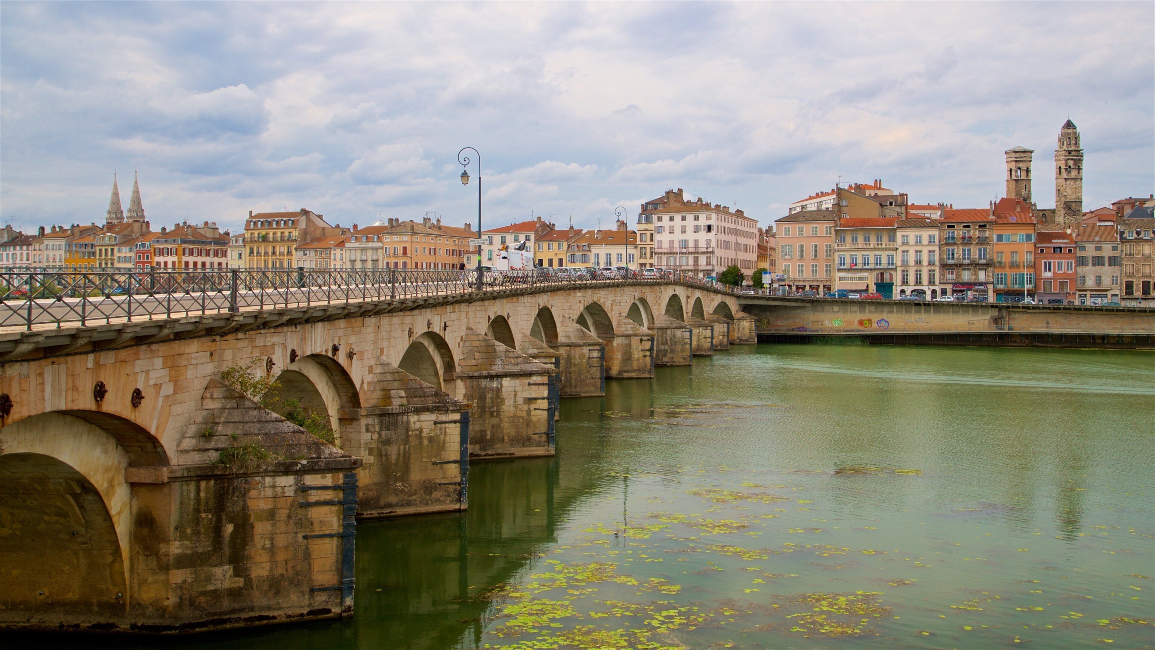 Puente Saint-Laurent mostrando un río o arroyo, un puente y una ciudad