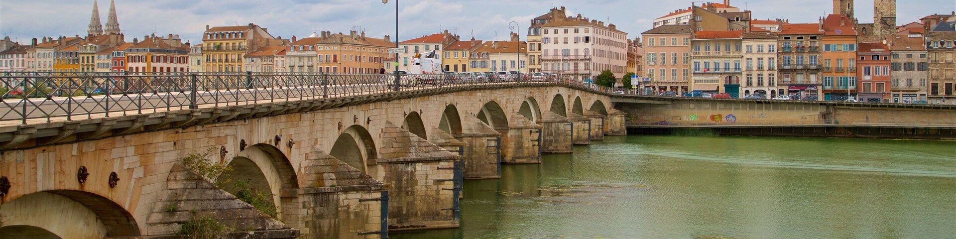 Punta Saint-Laurent que incluye un río o arroyo, una ciudad y un puente