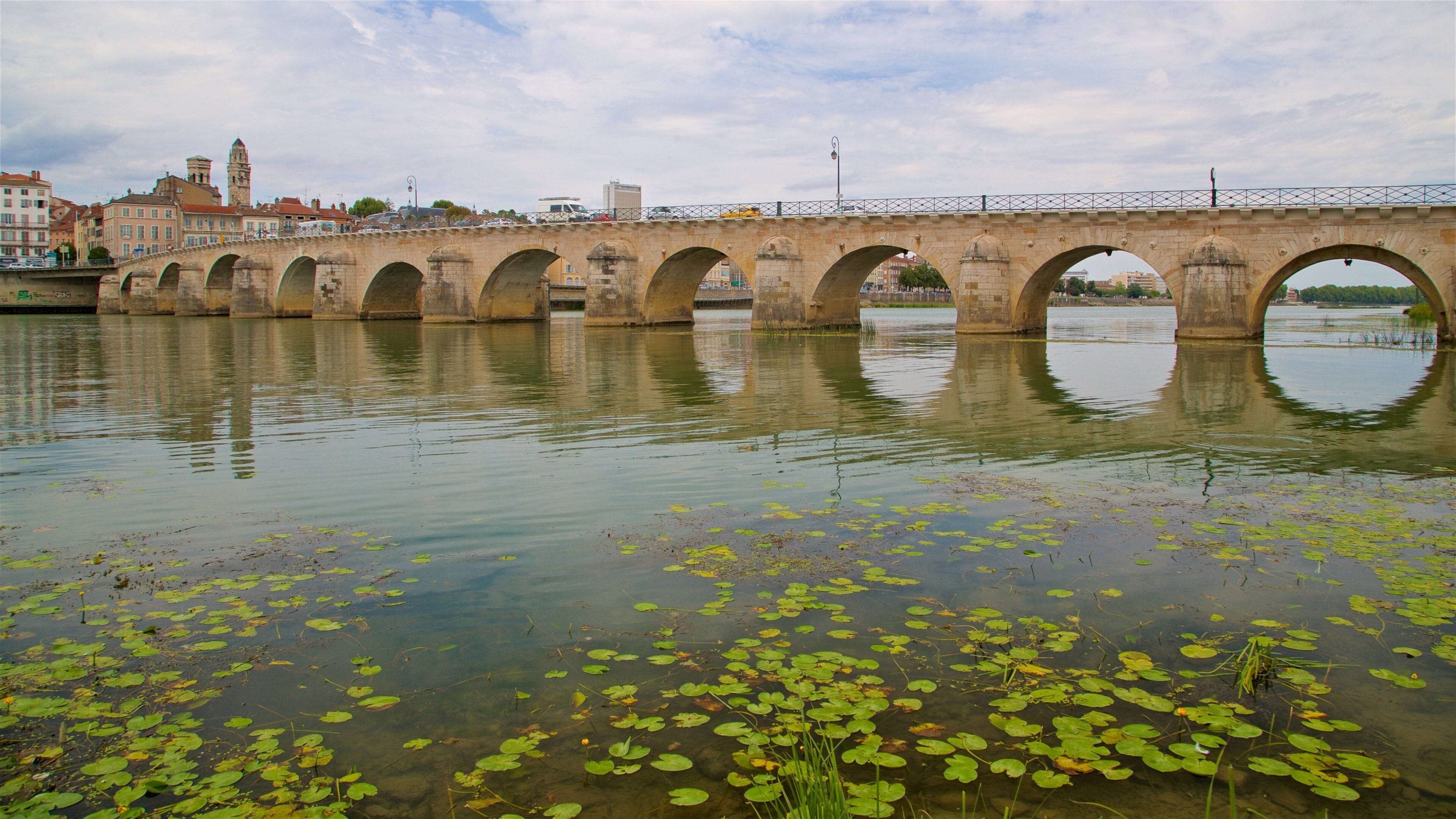 Saint-Laurent-broen som viser en flod eller et vandløb, en by og en bro