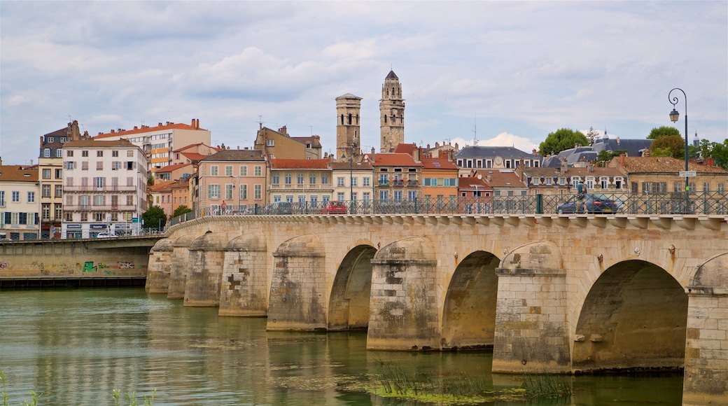 Pont Saint-Laurent qui includes ville, pont et riviĂšre ou ruisseau