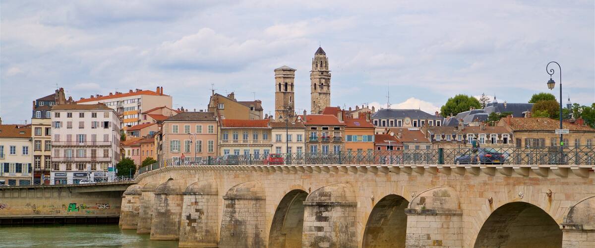 Pont Saint-Laurent เนื้อเรื่องที่ แม่น้ำหรือลำธาร, สะพาน และ เมือง