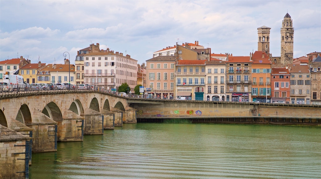 Pont Saint-Laurent montrant pont, riviĂšre ou ruisseau et ville