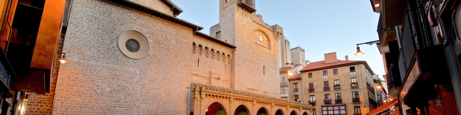 Igreja de São Nicolau mostrando arquitetura de patrimônio e uma cidade