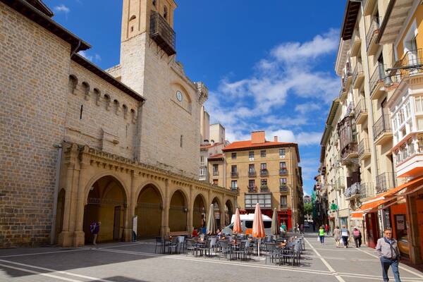 Ăglise San NicolĂĄs mettant en vedette scĂšnes de rue et ville aussi bien que petit groupe de personnes