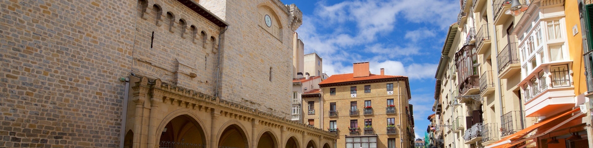 Iglesia de San Nicolás que incluye escenas cotidianas y una ciudad y también un grupo pequeño de personas
