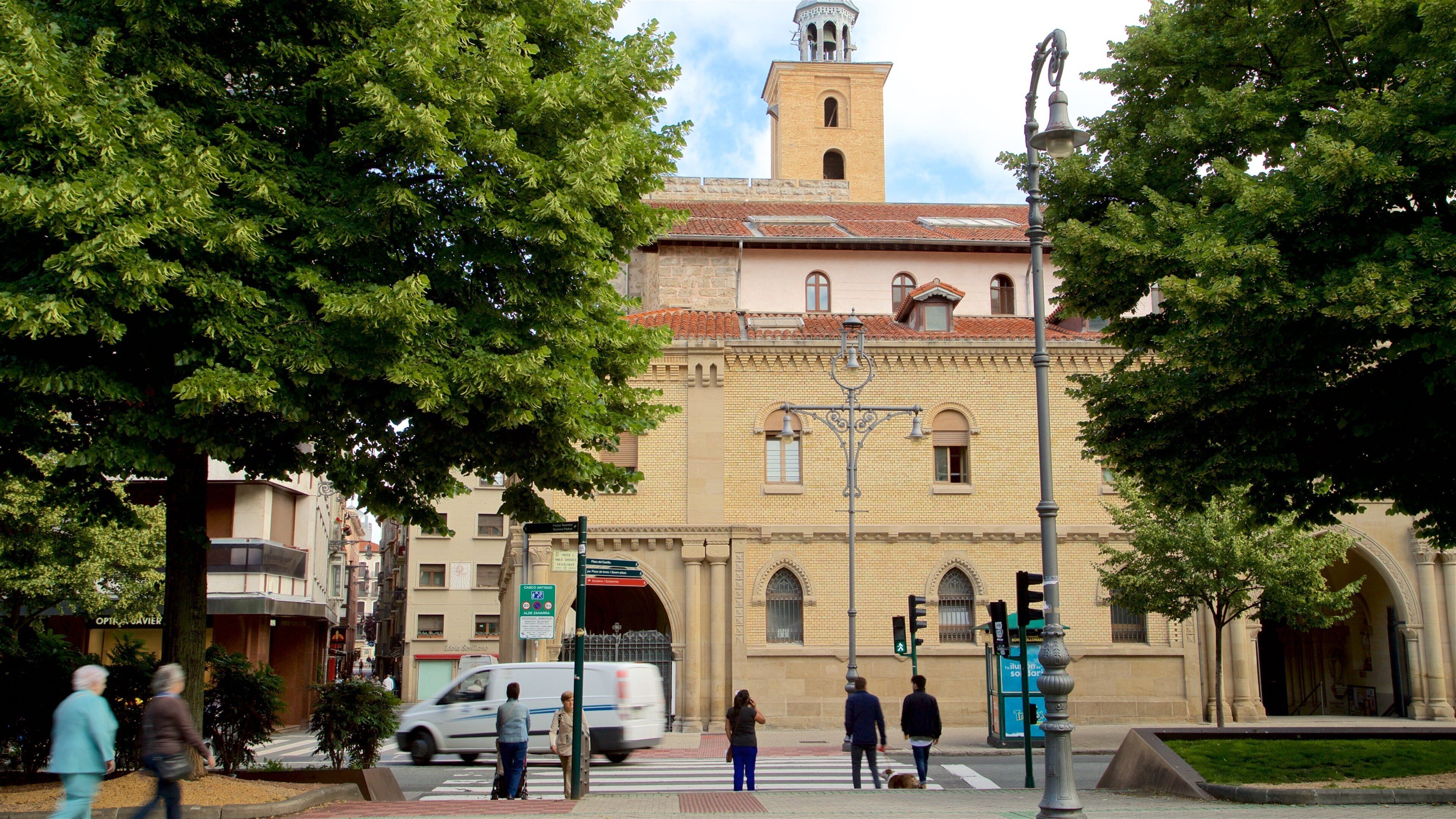 Iglesia de San Nicolás mostrando escenas cotidianas y elementos patrimoniales y también un grupo pequeño de personas