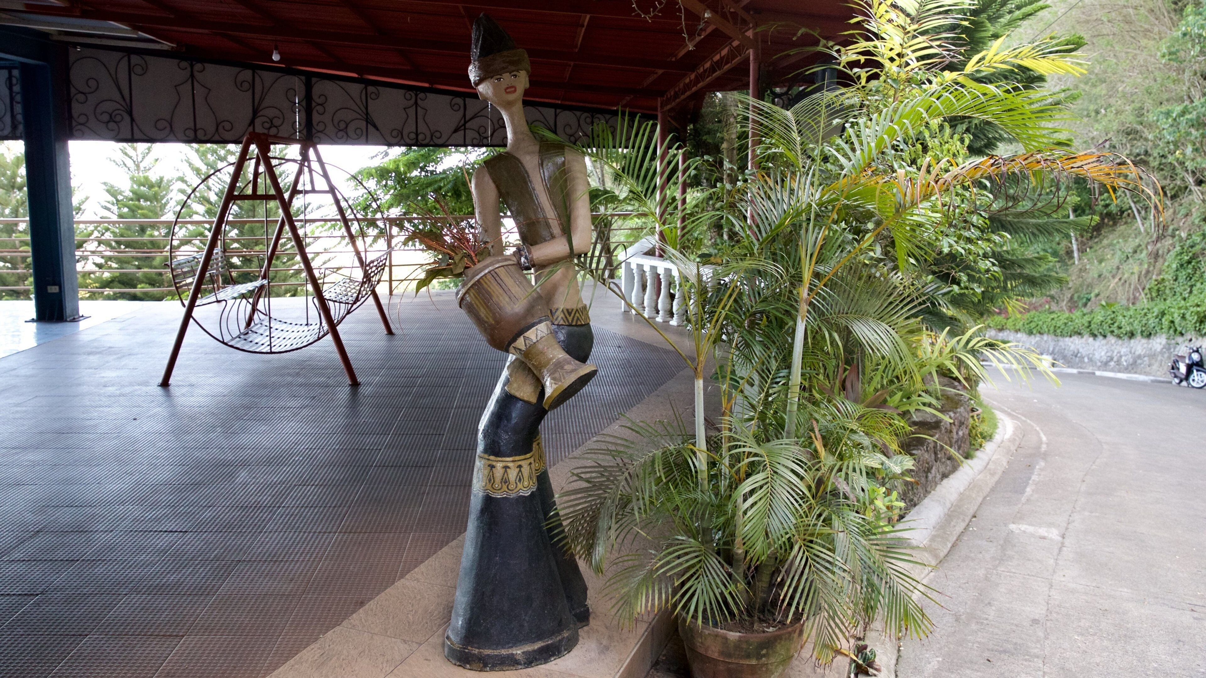 Cebu mit einem Garten und Statue oder Skulptur