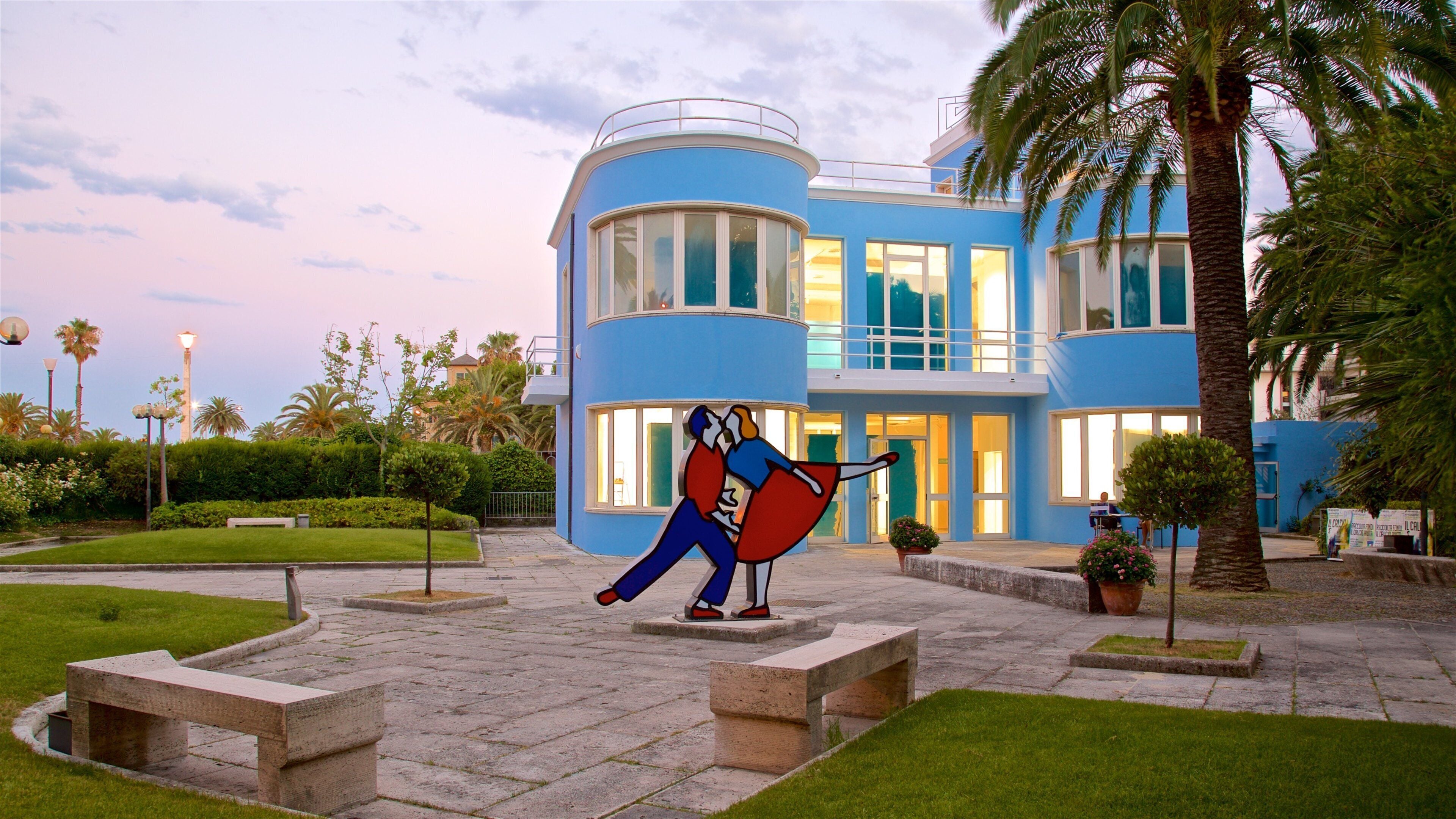 Museo Palazzina Azzurra mostrando arte al aire libre y un atardecer