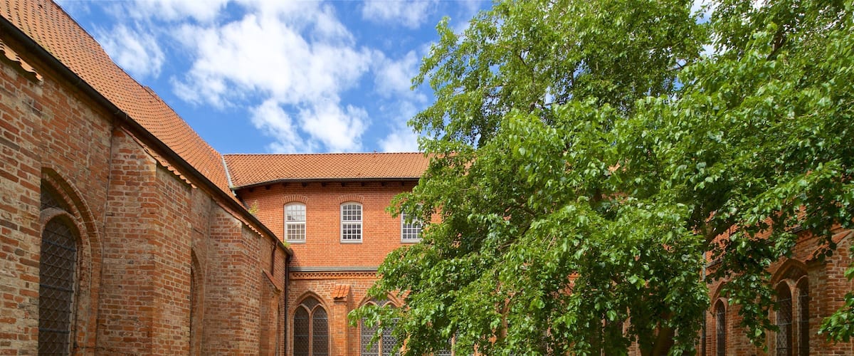 Europäisches Hansemuseum que inclui arquitetura de patrimônio e um jardim