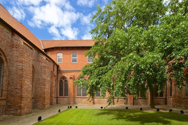 Europäisches Hansemuseum que inclui arquitetura de patrimônio e um jardim