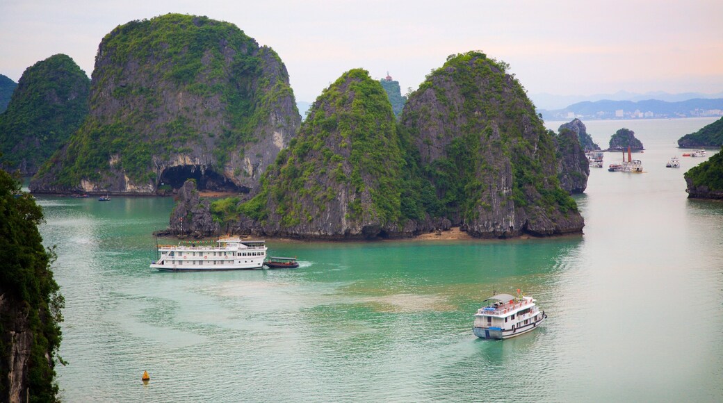 Halong Bay som inkluderer fjell, båter og bukt eller havn