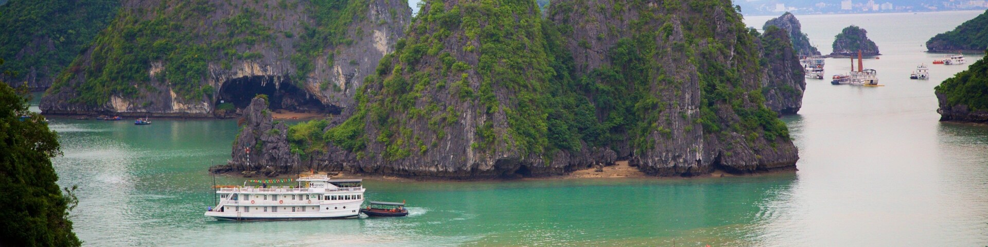 Baía de Halong caracterizando canoagem, montanhas e uma baía ou porto
