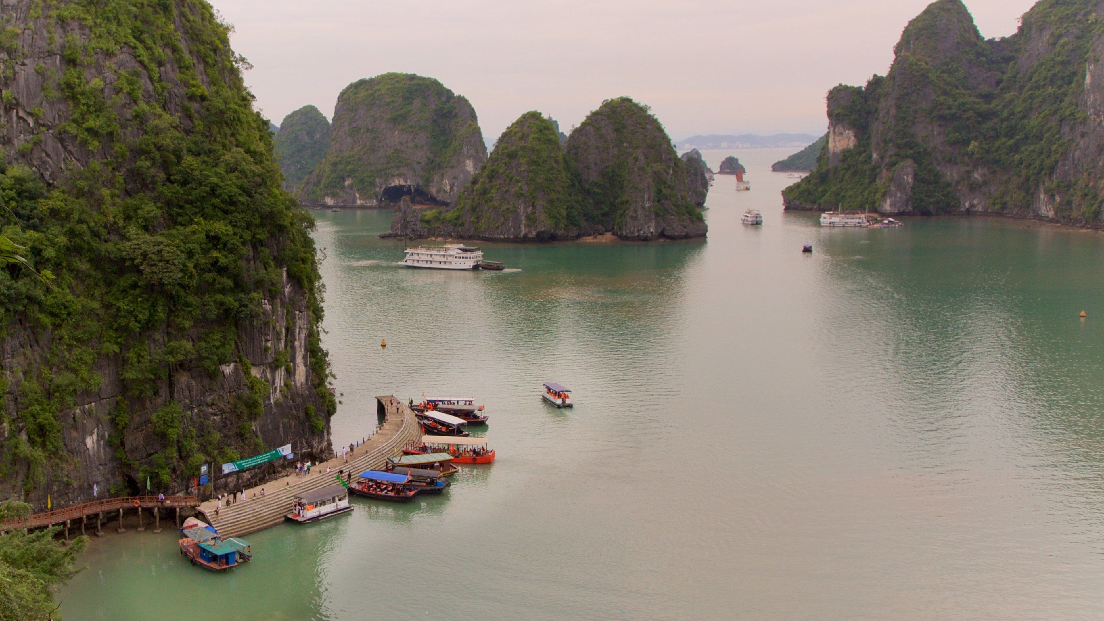 Bahía de Ha Long ofreciendo imágenes de una isla y paseos en lancha